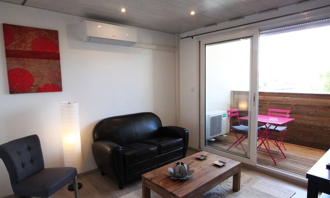 Carcassonne Apartment | A balcony overlooking the city