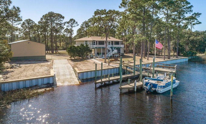 Carrabelle Apartment | A Beautiful Bayou - 1BR/1BA studio on the river