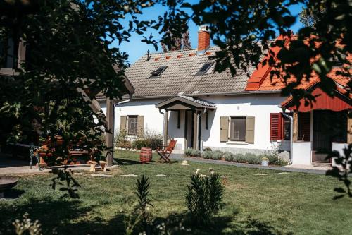 Balatonhenye Apartment | A Bejárat Vendégház