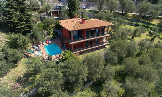 Malcesine House | A big house whit pool lake view and air conditionating in a quiet country