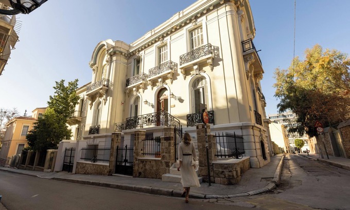 Plaka House | A Blend of Art & Architecture in Center by etouri