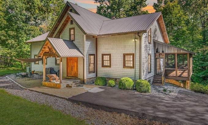 Saint Francis Cabin | A Bourbon Connoisseur's dream is where you will find Rolling Fork Farm