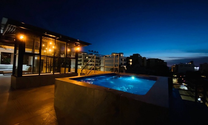 Emiliano Zapata Apartment | A/C WIFI Zona Romantica Private Balcony Roof Top/Pool 5 Blocks from the beach