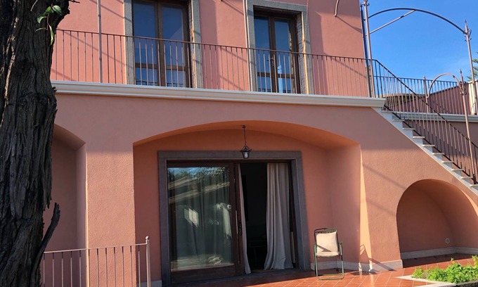 Fondachello Villa | A Circa Seicento Metri dal Mare la Villetta è Circondata da Giardino e Tettoia