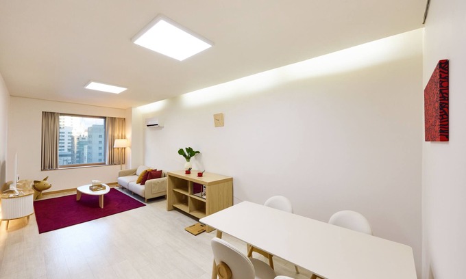 Yeoksam Apartment | A clean two-bedroom home right in front of Seolleung Station