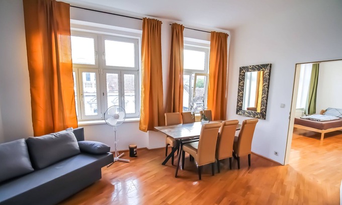 Liesing Apartment | A comfortable, well-located Luxury Apartment LV7