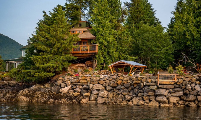 Ketchikan House | A custom built luxury tree house on the waterfront in Ketchikan - AMAZING!.