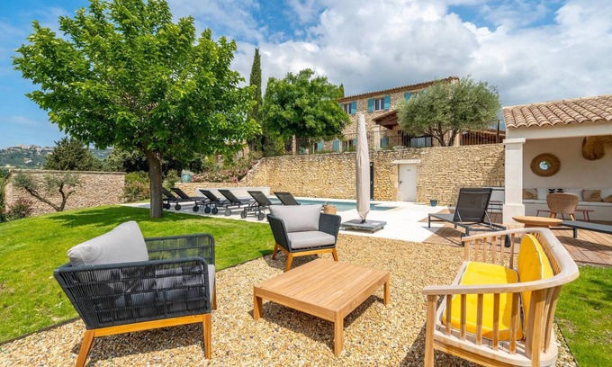 Gordes House | A delightful property in a hamlet near Gordes – Sleeps 10