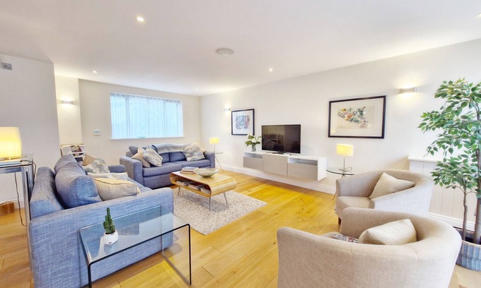 Chichester Cottage | A family house that sleeps 4 guests in 2 bedrooms