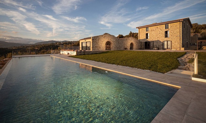 Roccastrada House | A fantastic pool in a Tuscan farmhouse with breathtaking views of the Maremma