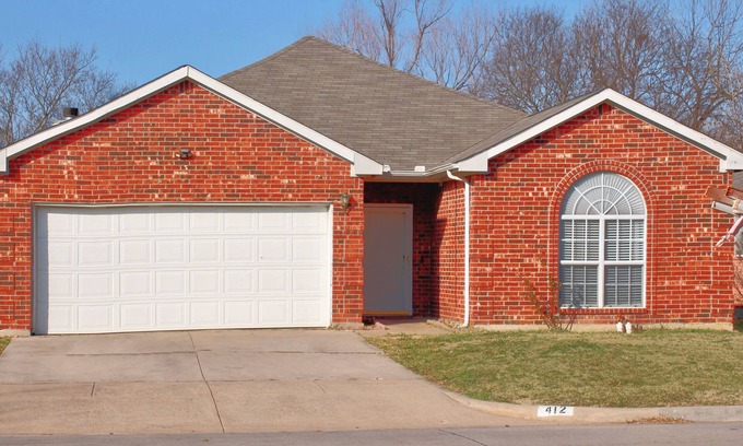 South Arlington House | A fully furnished home within walking distance of downtown Mansfield