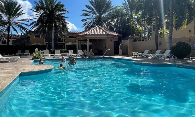 Malmok House | A Gem at Gold Coast: 2 BDR Townhouse-Pools and Gym