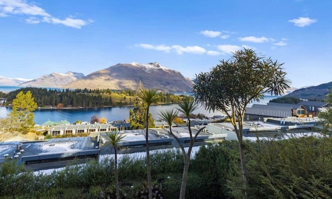 Queenstown Apartment | A Gem on Earnslaw - stunning views & walk to town