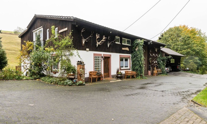 Oberveischede Apartment | A holiday home for 2 persons in a deer park