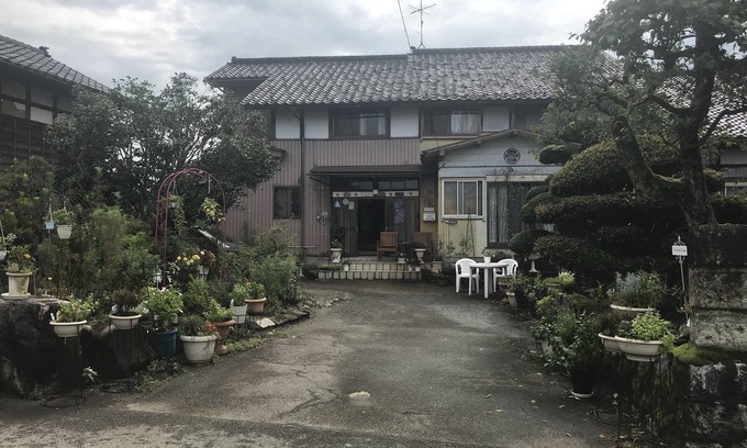 Uozu House | A house with a rural garden