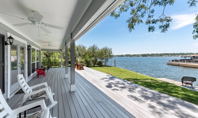 Seven Coves House | A lakefront getaway