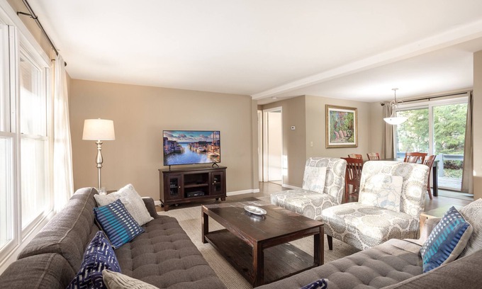 Leland Cottage | A Leland Favorite!Walk to Beach& Town Sleeps 10 OPEN for Toast the Season Wines!
