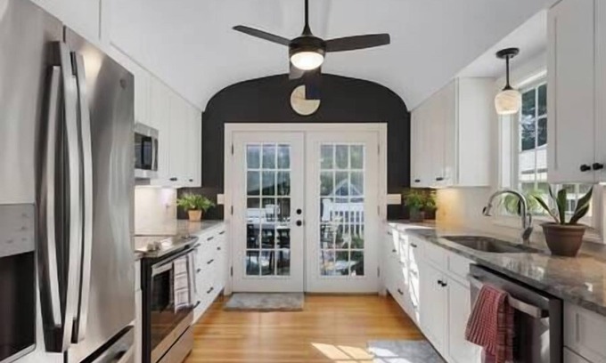 Southington House | A+ location*Classy Clean Fully Remodeled*Sleeps 6*