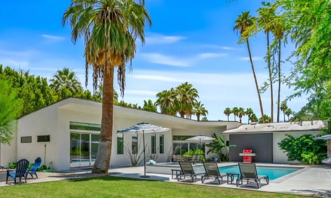 The Mesa House | A+ LOCATION close to downtown in the quiet Mesa enclave! Hot Tub. Fire Pit.