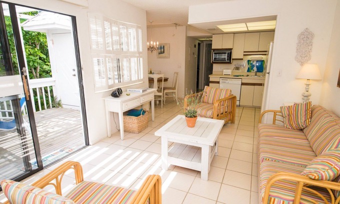 Holmes Beach Cottage | A lovely 2 bed and 2 bath property just moments from the beach