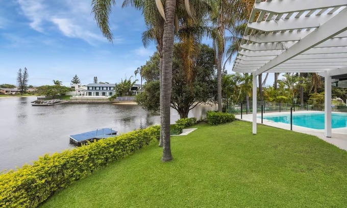 Broadbeach Waters House | A Luxurious Waterfront Oasis!