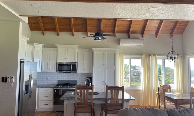 Isla de Utila House | A Luxurious Charming Bungalow Located in Tranquil Utila
