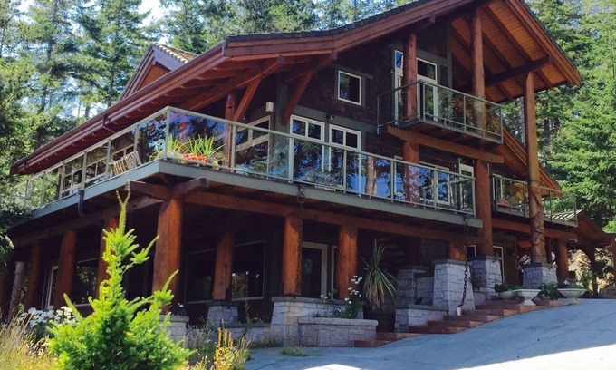 Heriot Bay House | A luxury craftsman haven in the heart of nature