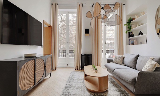 Quartier du Faubourg-Montmartre Apartment | A Modern & Stylish 1-BR Apartment in Opéra