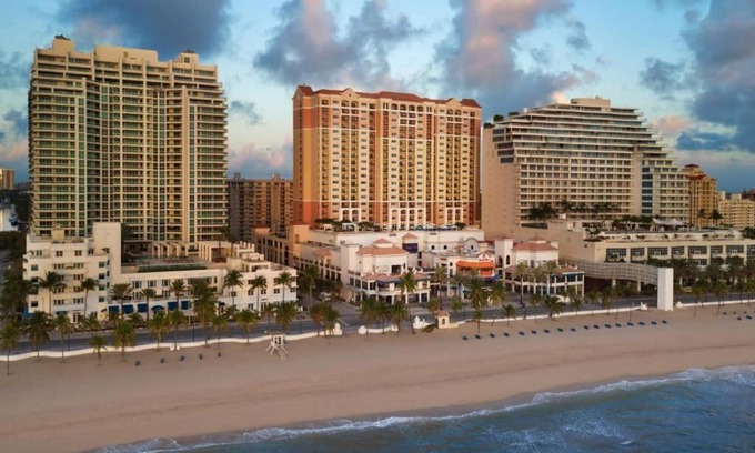 Central Beach Villa | A MUST STAY FOR SPRING BREAK! Perfect location, beach, pool, nite life! FUN FUN