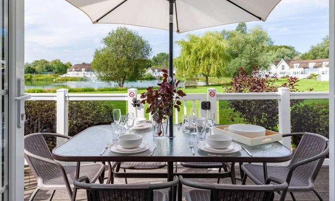 South Cerney Cottage | A new england lakeside lodge that sleeps 6 guests in 3 bedrooms