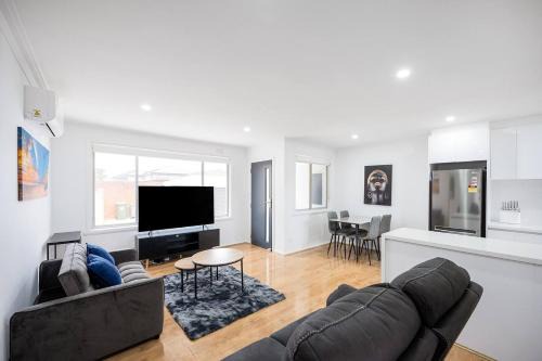 Bayswater House | A Private Hideaway with Large Backyard and CarParks