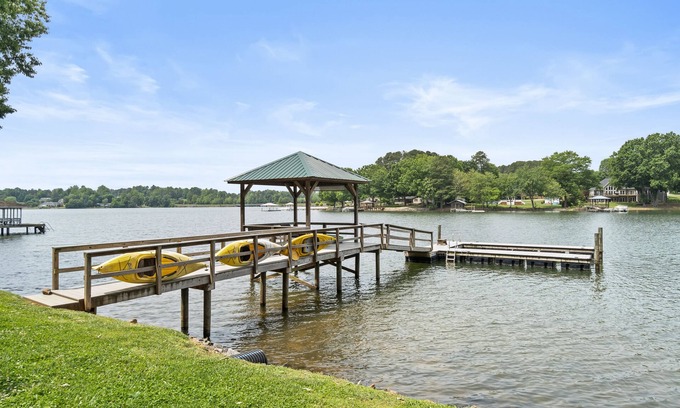 Mooresville House | A quaint and cozy lakefront getaway. Pet friendly and boat slip provided.