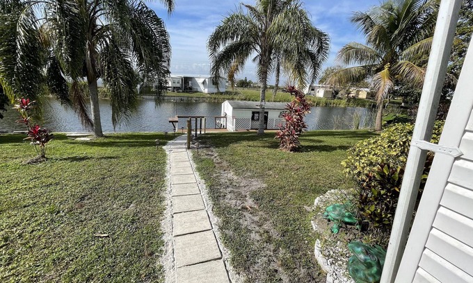 Okeechobee House | A quaint water front getaway!