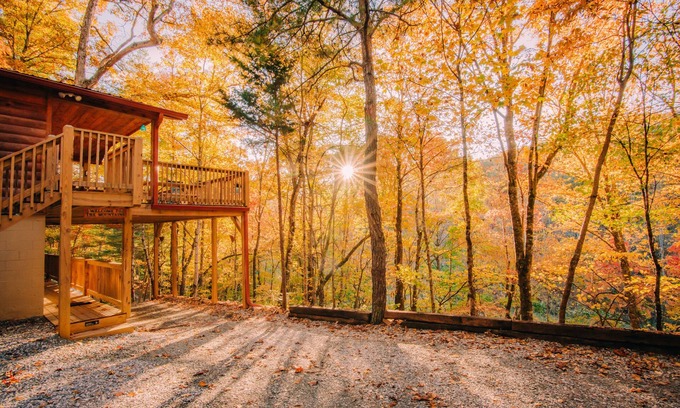 Bryson City Cabin | A Quiet Getaway in a True "Mountain Cabin" with all the Amenities!