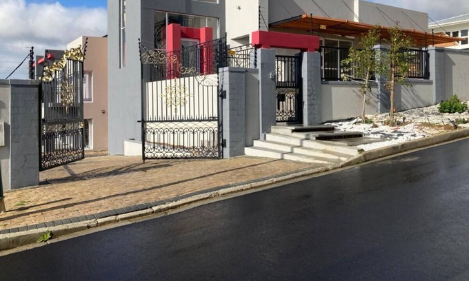 Eikenbosch House | A Rare Minimalist concept in a Quiet Location with Heavenly's view