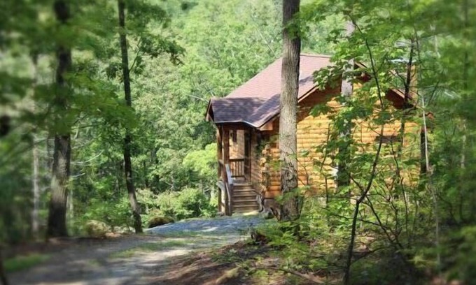 Stanardsville Cabin | A Rustic-Chic Cabin Hideaway at the Doorstep of the Shenandoah National Park