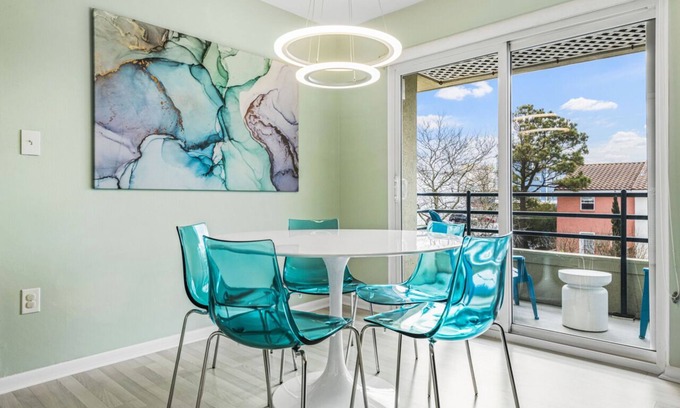 Northeast Virginia Beach Condo | A Sea Glass Dream! Modern Decor 1.5 blocks to beach EZ Parking, Fast WiFi!