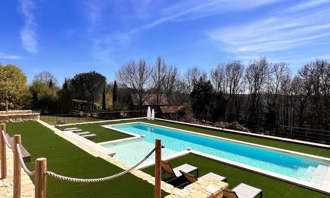 Castelnaud-la-Chapelle Cottage | A SINGLE Gîte with large heated swimming pool, large garden and view of the forest