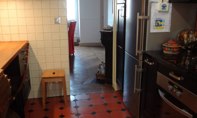 Porte-Saint-Martin Apartment | A single room in a fancy 100 sqm flat downtown Paris.n