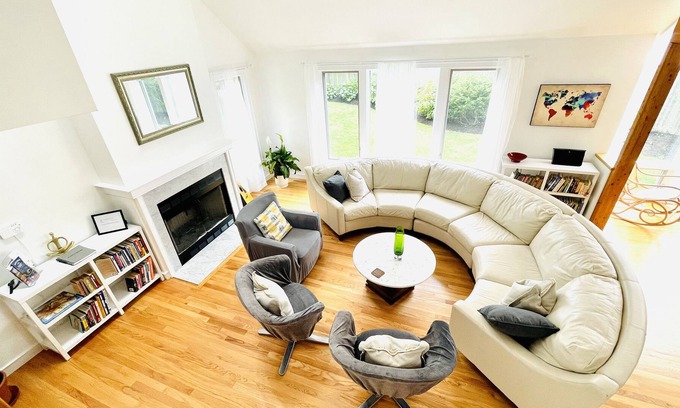 Marblehead House | A spacious and bright contemporary home by the ocean in old New England town...