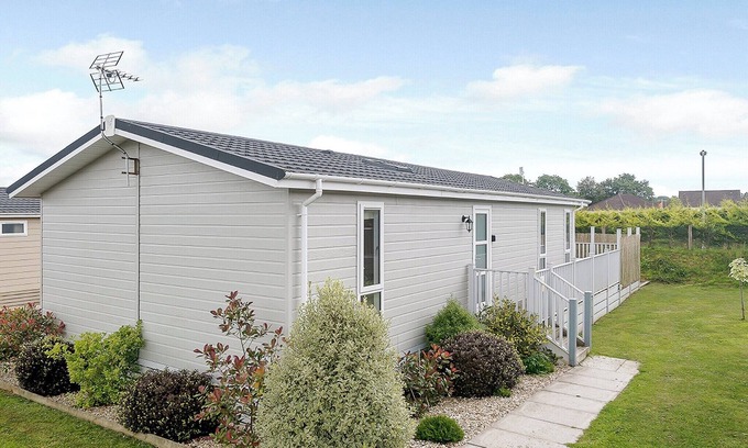 Honiton Ski Chalet | A spacious lodge with one master double with en suite shower room.