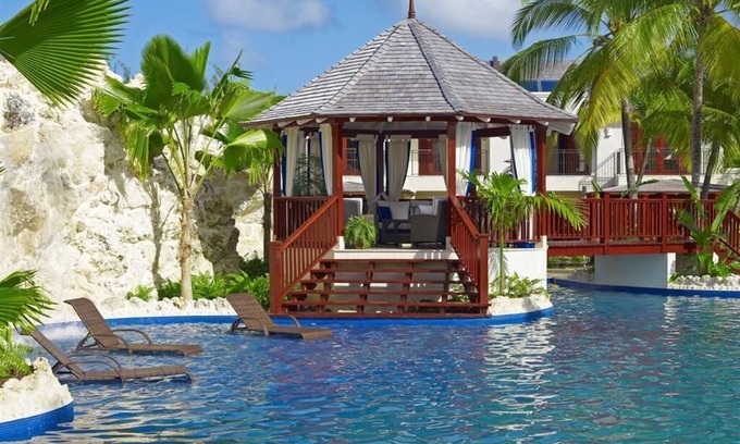 Gibbes Villa | A Stunning Property With A Breathtaking Communal Pool And Gazebo, Walk To Beach