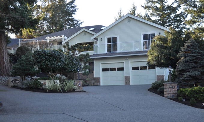 Regional District of Nanaimo Bed & Breakfast | A SWAN'S POND (On the #1 Fairway of World Class Fairwinds Golf Course)