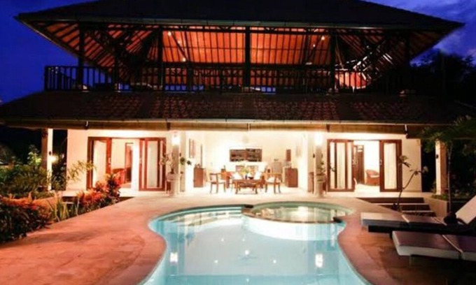 Dencarik Villa | A two story house with a big garden and nice swimming pool.