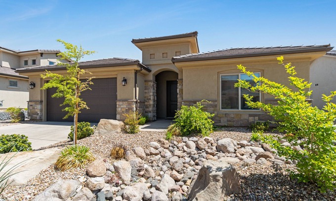 Sienna Hills House | A Vacation Vista Dog-Friendly, Great Location, Bikes And Pool!