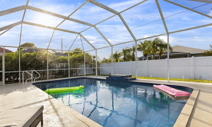 Naples Park House | A walk to the Beach!