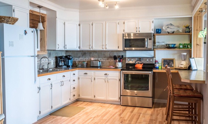 Sitka Apartment | A Water's Edge ~ Where you feel at home by the sea! Open, spacious 1 BR retreat