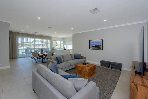 Geographe House | A Waterside Paradise Geographe's Hidden Oasis