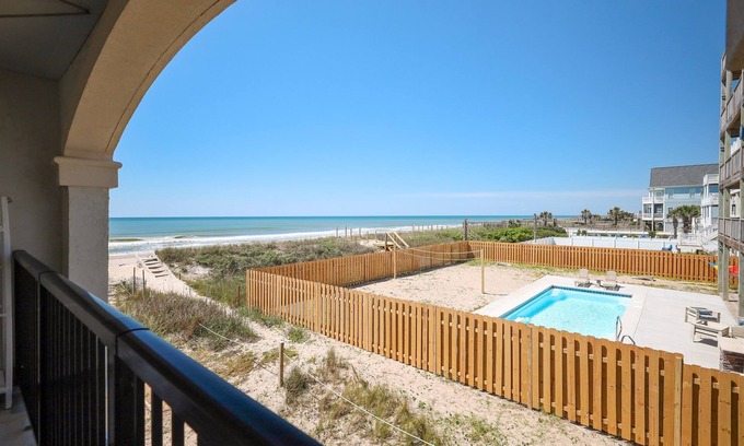 North Topsail Beach Condo | A Wave From It All: Luxe 1BR at Villa Capriani