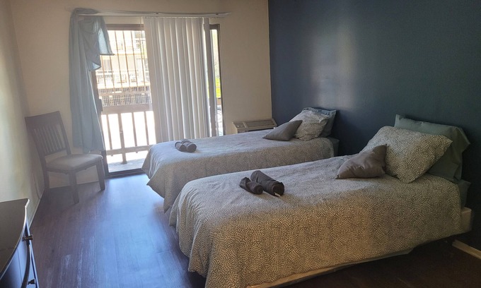 Beverly Hills Hotel | (A04) Simple Budget Private Studio Unit